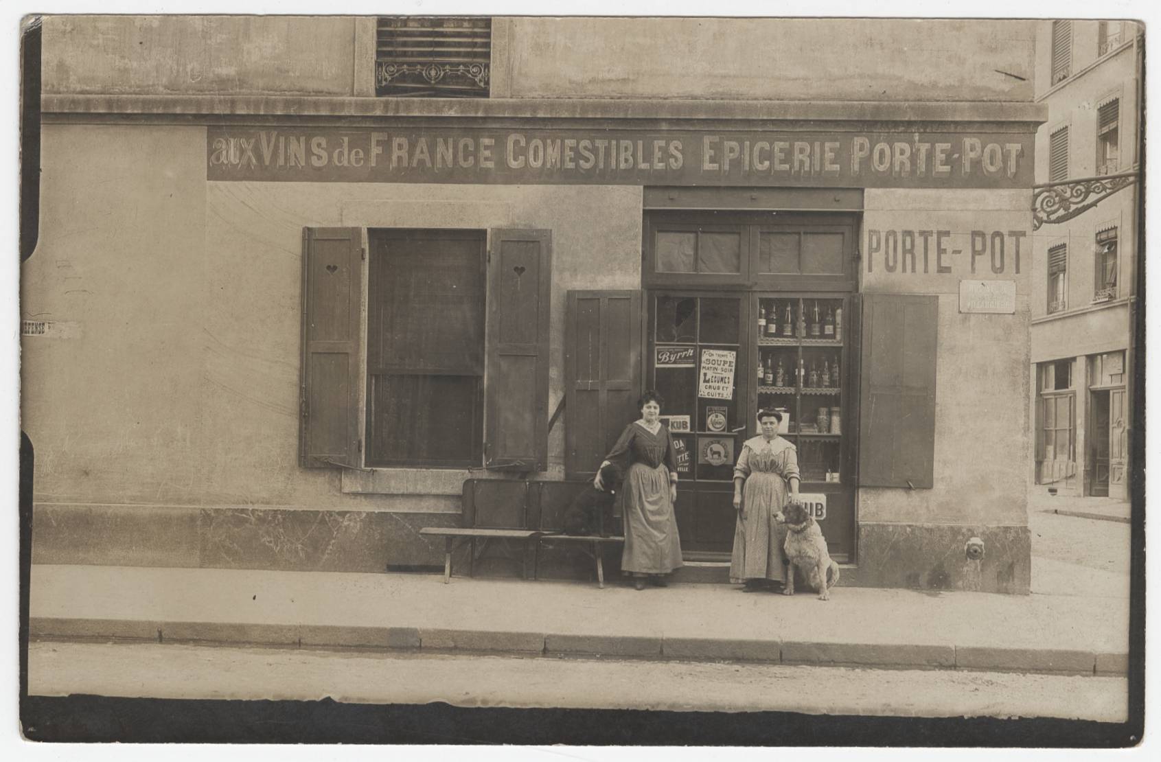 Aux vins de France, comestibles - Épicerie Porte-Pot : carte postale NB (vers 1910, cote : 4FI/4142)