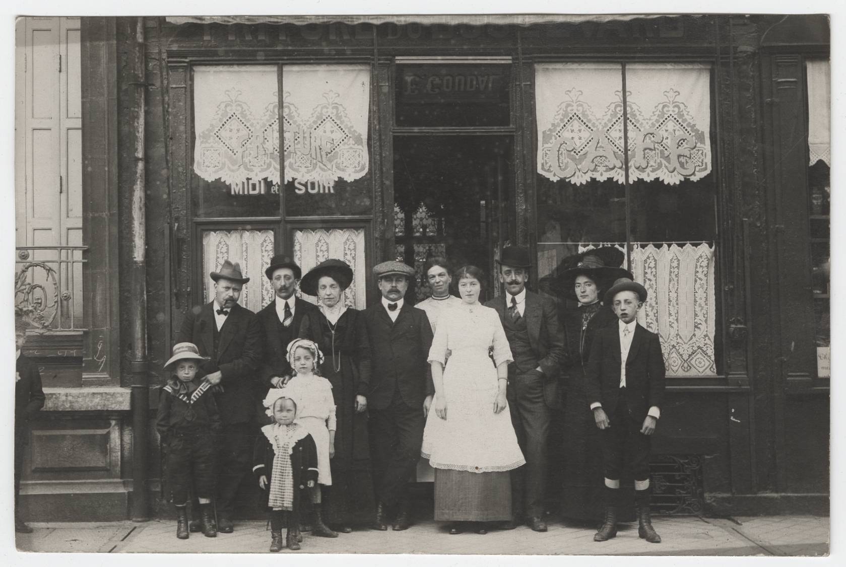 Goudal Café-restaurant - Friture midi et soir : carte postale NB (vers 1910, cote : 4FI/4147)