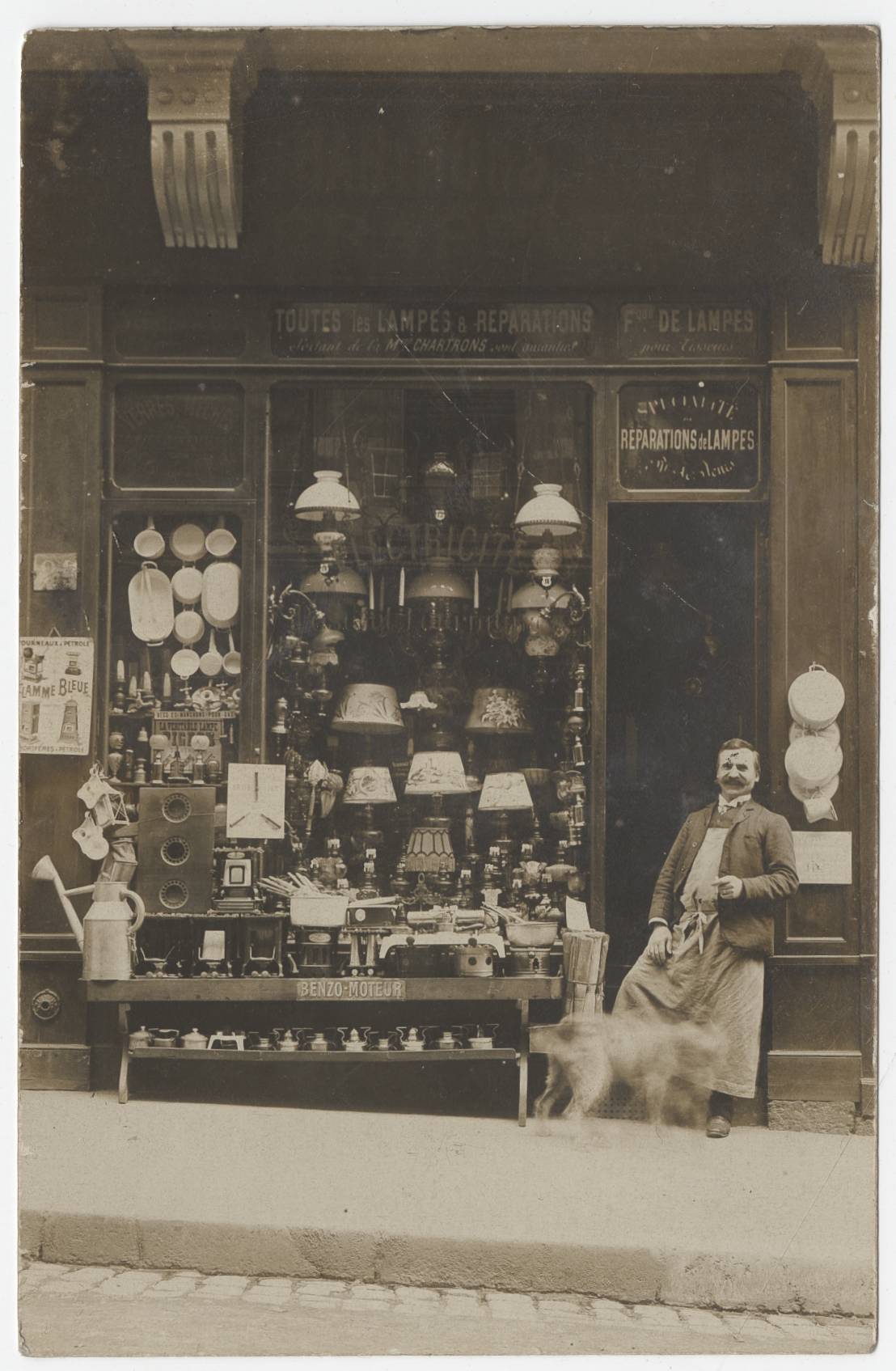 Devanture d'un magasin de lampes (sans légende) : carte postale NB (vers 1910, cote : 4FI/4152)