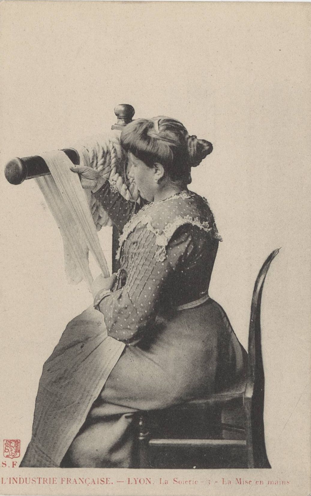 La soierie, la mise en main par une ouvrière : carte postale NB (vers 1910, cote : 4FI/4176)