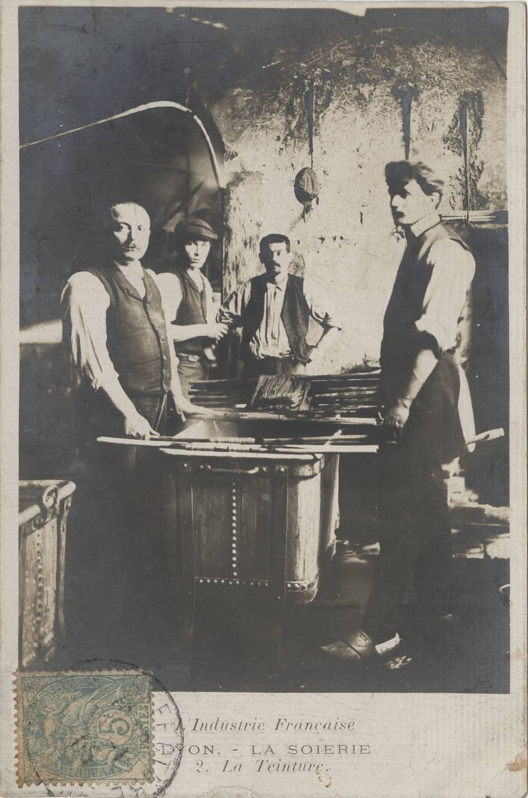 La soierie, la teinture par des ouvriers : carte postale NB (vers 1910, cote : 4FI/4185)