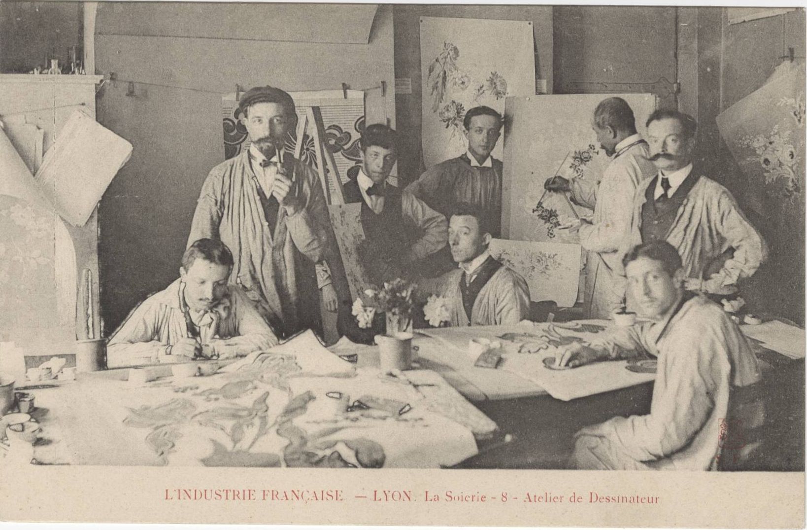La soierie, atelier du dessinateur : carte postale NB (vers 1910, cote : 4FI/4186)