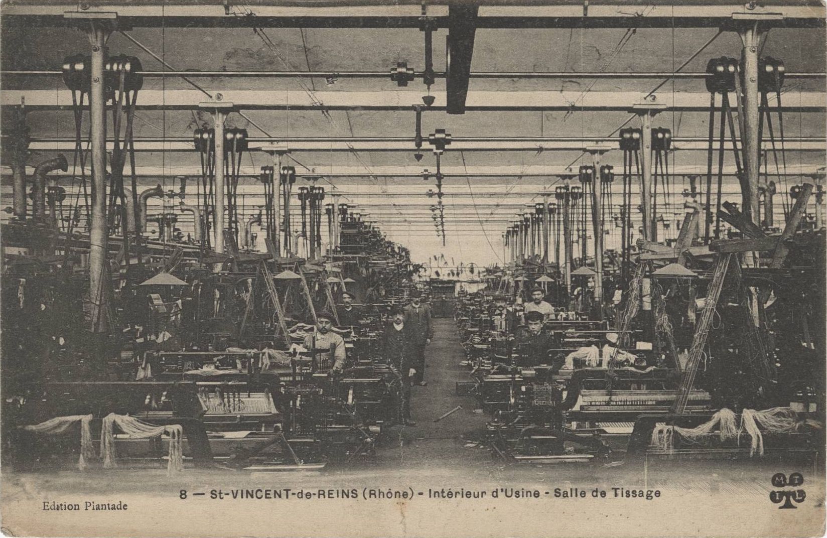Salle de tissage de l'usine de Saint-Vincent-de-Reins : carte postale NB (vers 1910, cote : 4FI/4187)