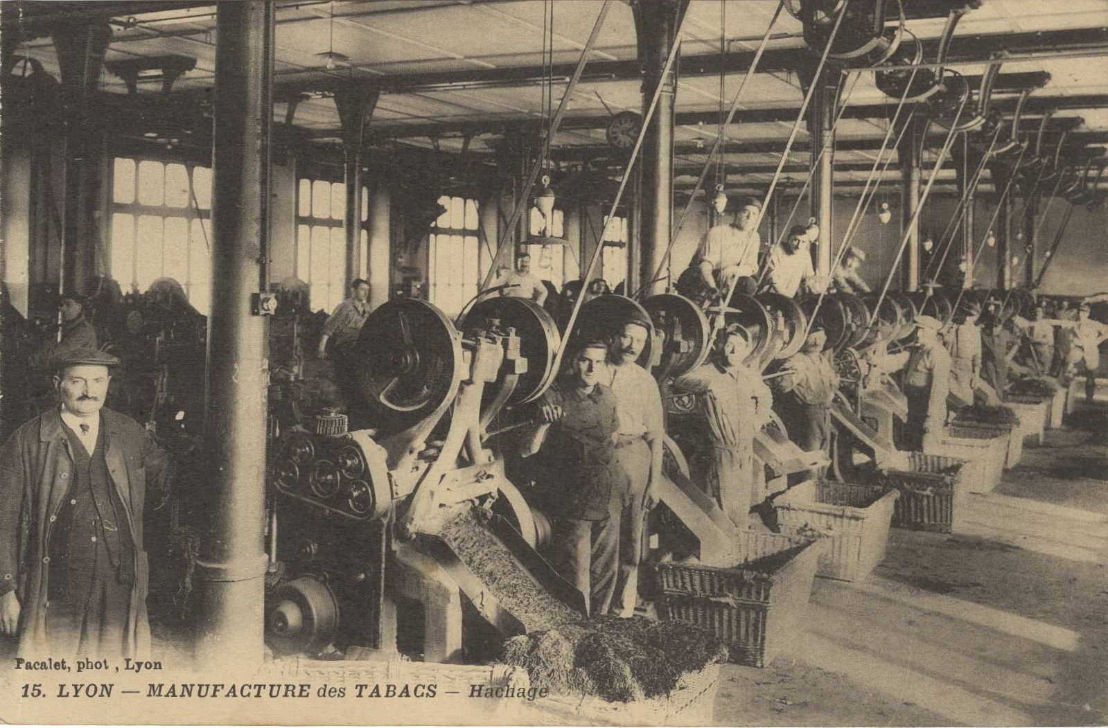 Manufacture des tabacs, hachage : carte postale NB (vers 1930, cote : 4FI/4233)