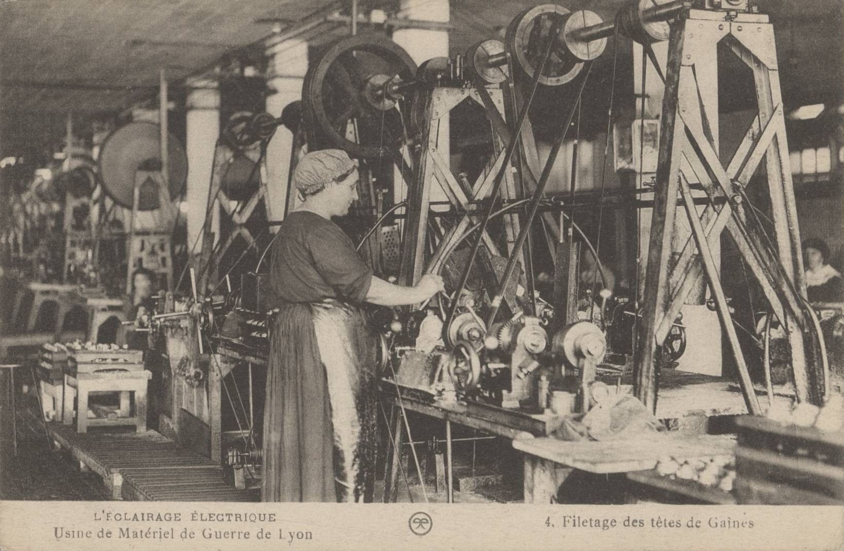 Usine de matériel de guerre de Lyon - Filetage des têtes de gaines : carte postale NB (1914-1918, cote : 4FI/4782)