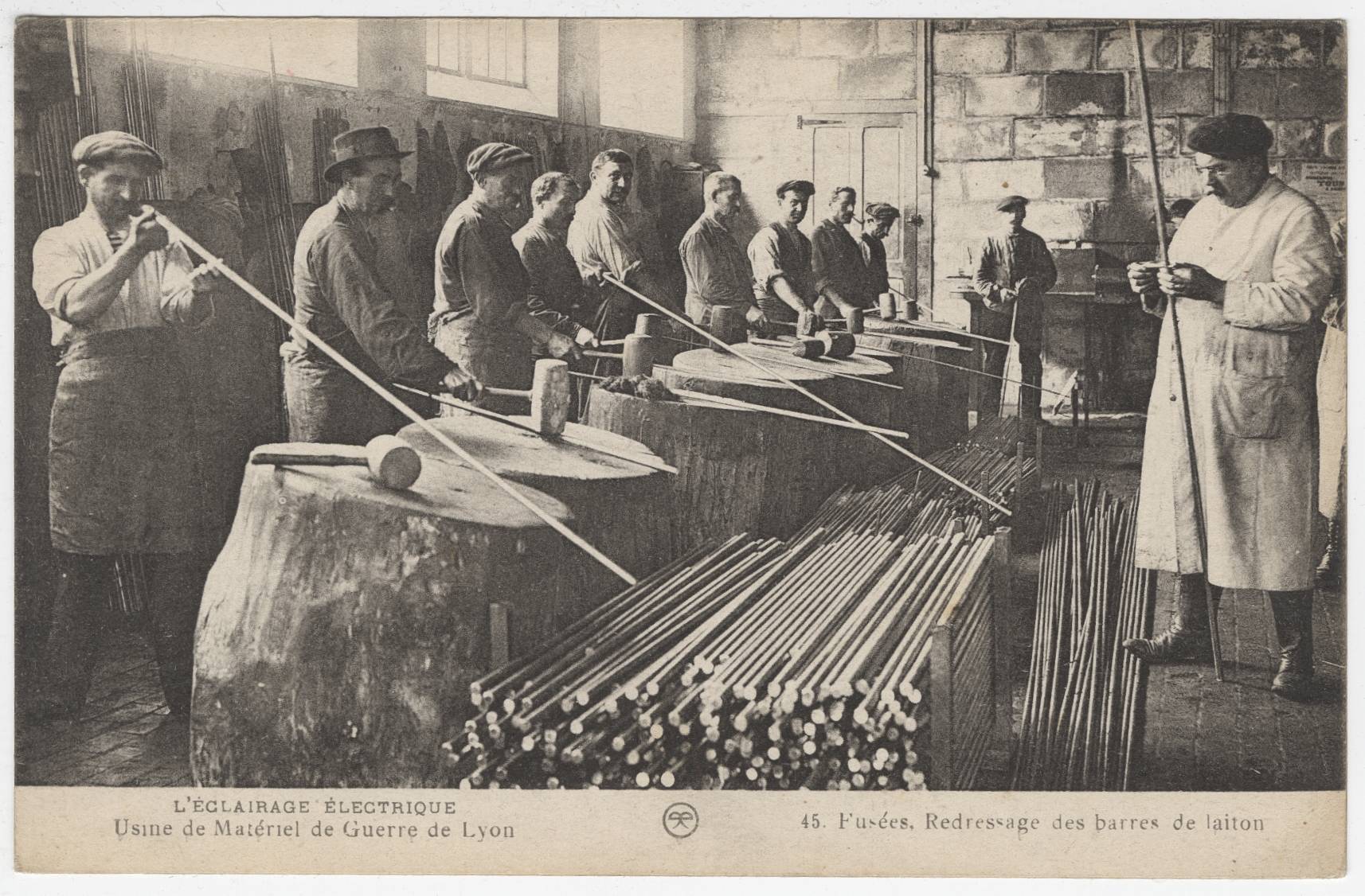 L'Eclairage électrique. Usine de matériel de guerre de Lyon - Fusées, redressages des barres de laiton : carte postale NB (1914-1918, cote : 4FI/4813)