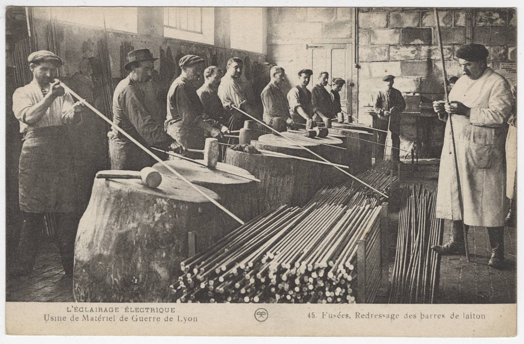 L'Eclairage électrique. Usine de matériel de guerre de Lyon - Fusées, redressages des barres de laiton : carte postale NB (1914-1918, cote : 4FI/4813)