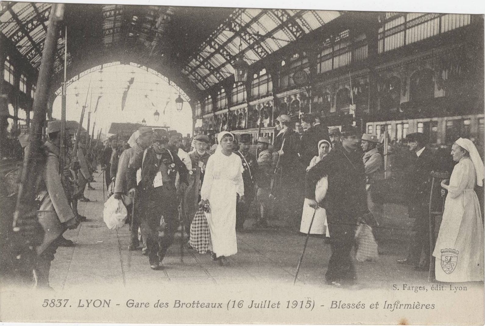 Lyon - Gare des Brotteaux (16 juillet 1915), blessés et infirmières : carte postale NB (1914-1918, cote : 4FI/4876)