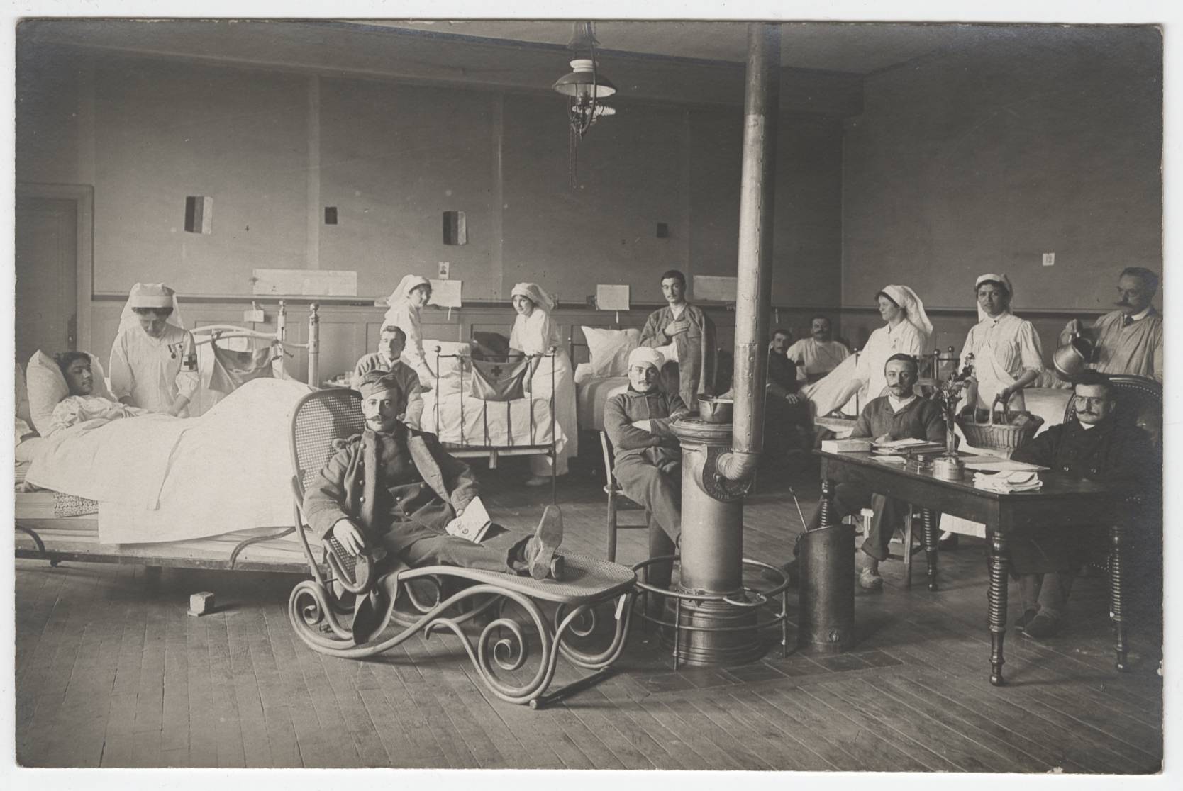 Guerre de 1914-1918 - L'hôpital auxiliaire 101, école vétérinaire : carte postale NB (1914-1918, cote : 4FI/4953)