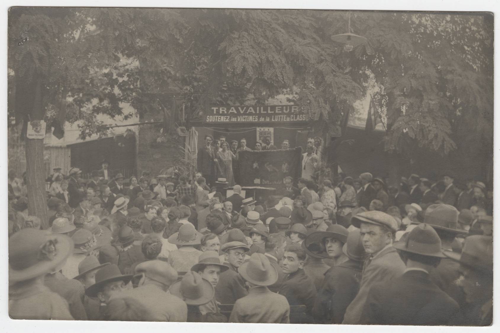 Travailleurs, soutenez les victimes de la lutte des classes : carte postale NB (vers 1910, cote : 4FI/6721)