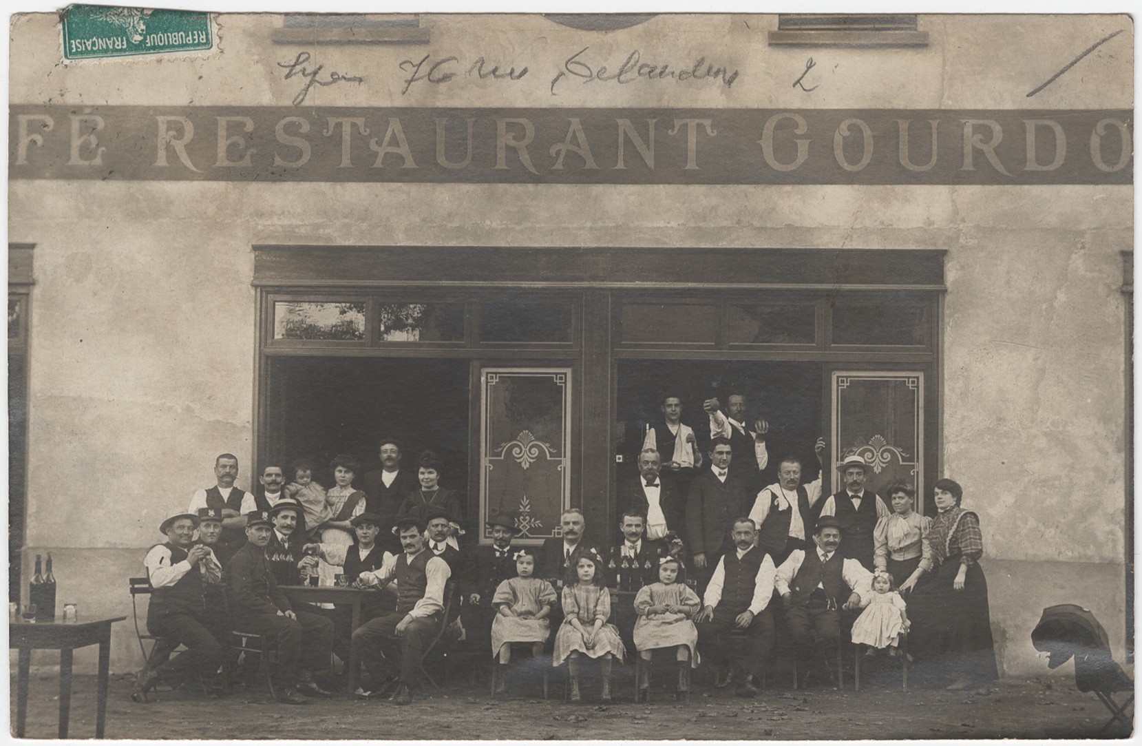 Café-restaurant Gourdon : carte postale NB (vers 1908, cote : 4FI/11074)