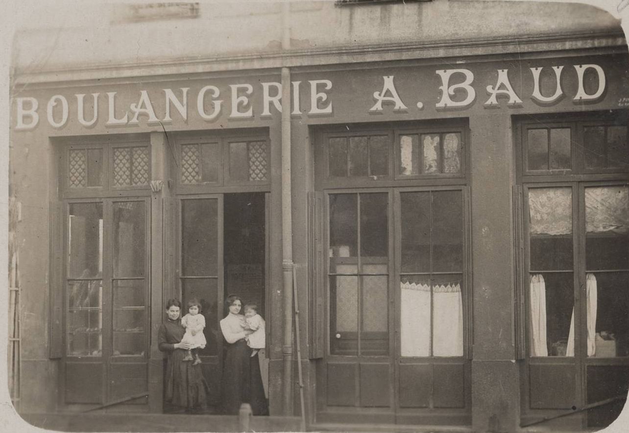 Devanture de la boulangerie A. Baud : carte postale NB (vers 1910, cote : 4FI/11075)