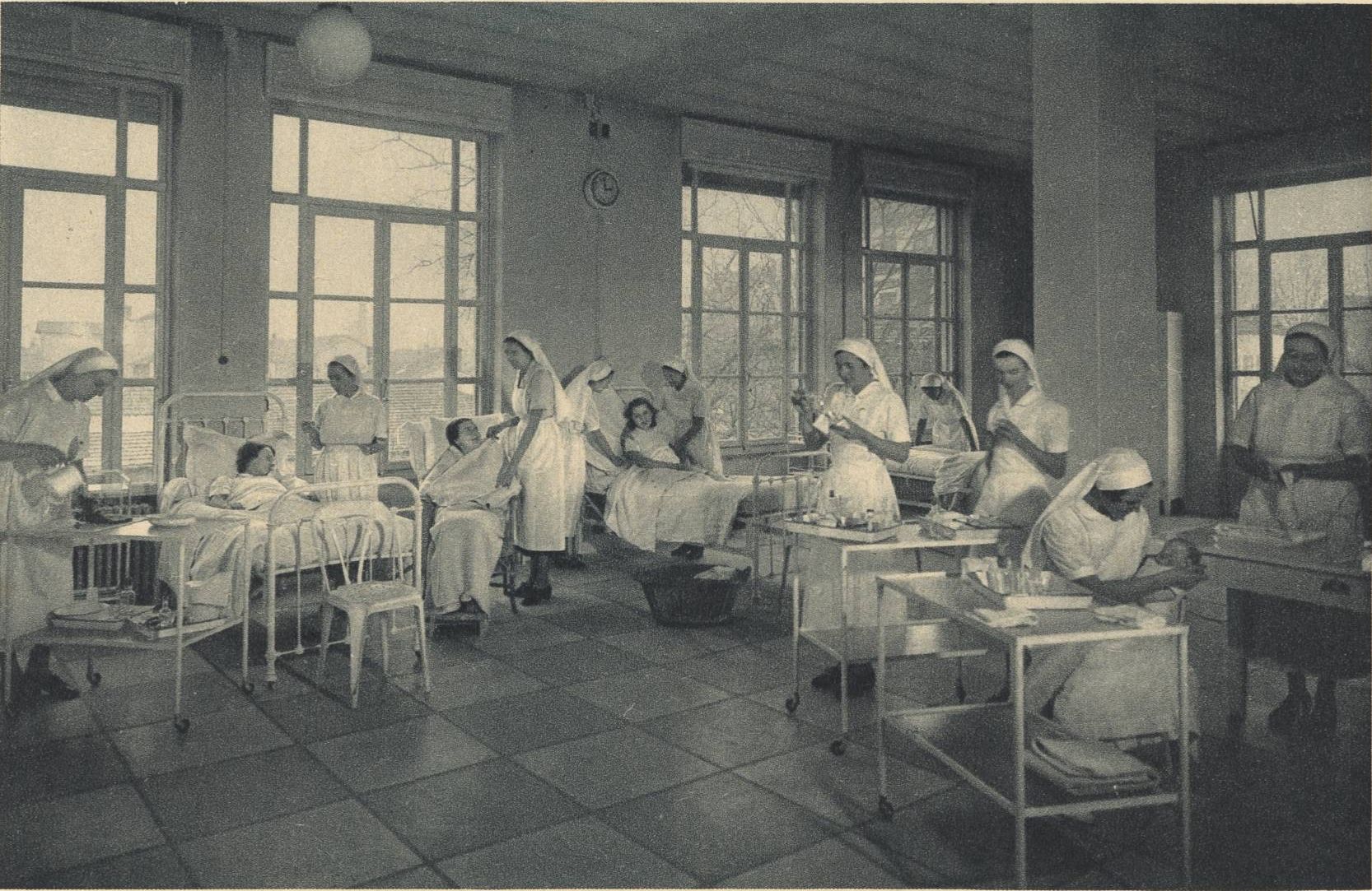Ecole d'infirmières et de visiteuses de Lyon - La salle de démonstrations : carte postale NB (vers 1940, cote : 4FI/14453)