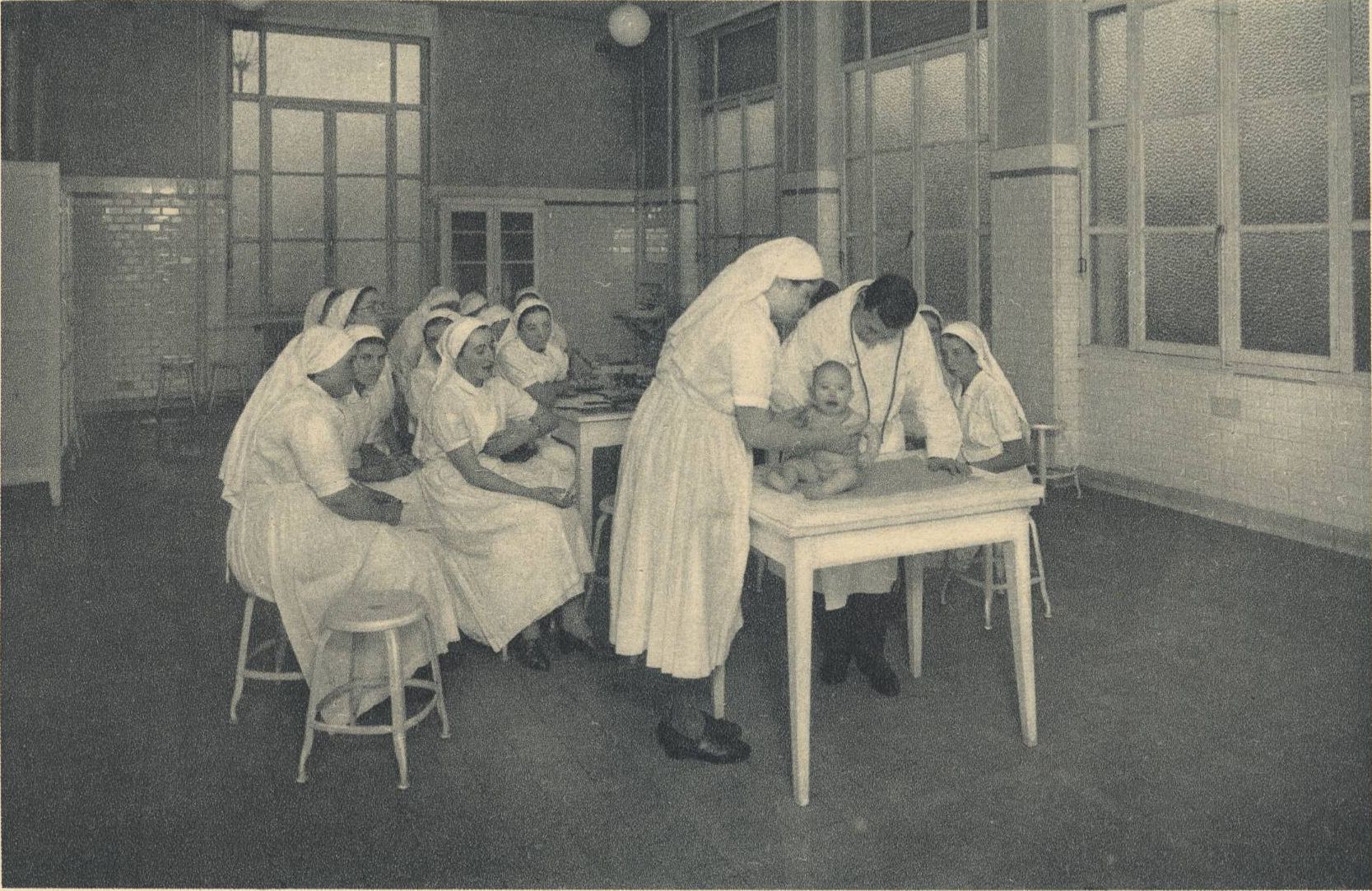 Ecole d'infirmières et de visiteuses de Lyon - Une consultation de nourrisson : carte postale NB (vers 1940, cote : 4FI/11519)