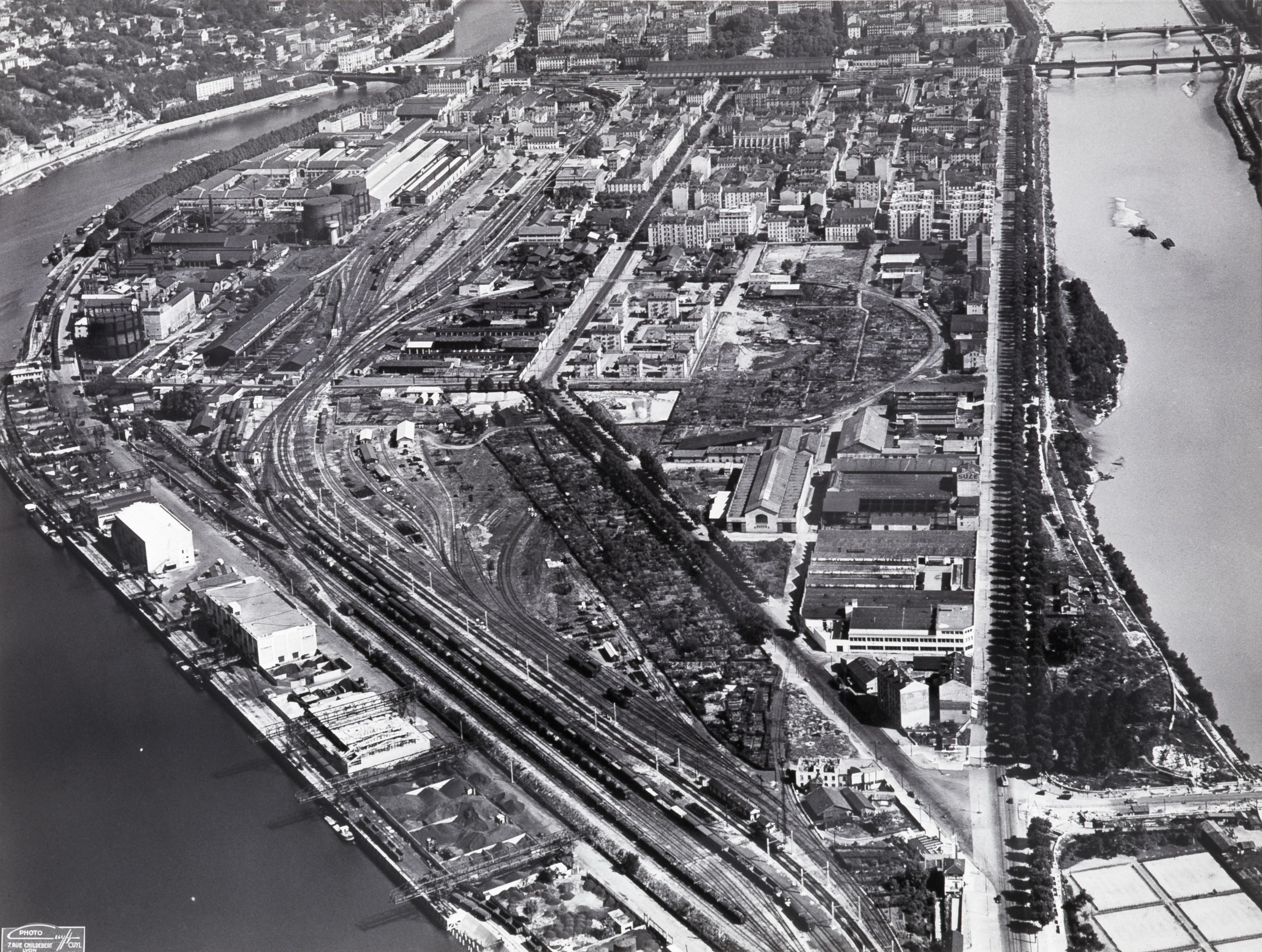 Vue aérienne du futur marché de gros à Perrache : tirage photo. NB (1955-1961, cote : 505WP/21)