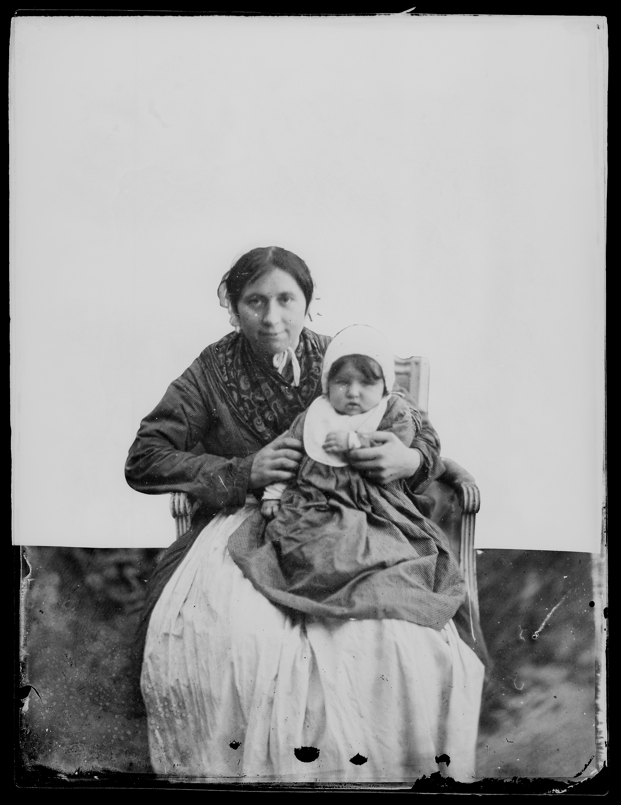 Portrait de femme et d'enfant : tirage NB sur papier ancien par René Felix Baumers (1850-1860, cote : 84PH/20)