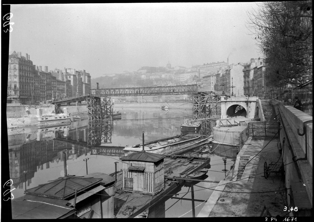 Pont provisoire de la Feuillée aménagé suite au bombardement de 1944 et poissonnières quai de la Pêcherie : photo négative NB sur film souple par Edmond Pernet ou Emile Poix (1945, cote : 8PH/1671)