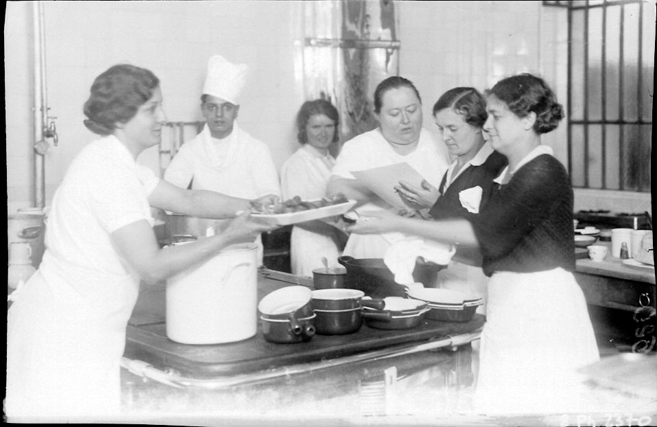 La Mère Brazier et ses employées dans la cuisine de son restaurant du col de la Luère : photo négative NB sur film souple par Emile Poix (vers 1930, cote : 8PH/2370)