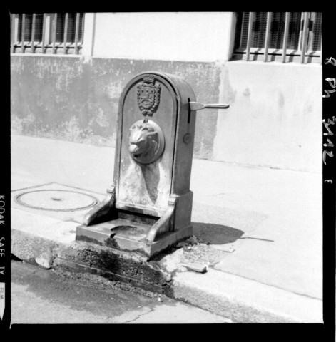 Place de Fourvière : borne-fontaine : photo négative NB sur film souple par Edmond Pernet (vers 1960, cote : 8PH/3112)