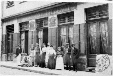 Commerçants et employés devant la vitrine du restaurant Pichenot : photo négative NB sur film souple par Emile Poix (vers 1900, cote : 8PH/3348)