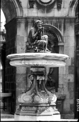 Cour de l'Hôtel de Ville : fontaine "La Source" : photo NB sur plaque de verre par Emile Poix ou Edmond Pernet (vers 1950, 8PH/550)