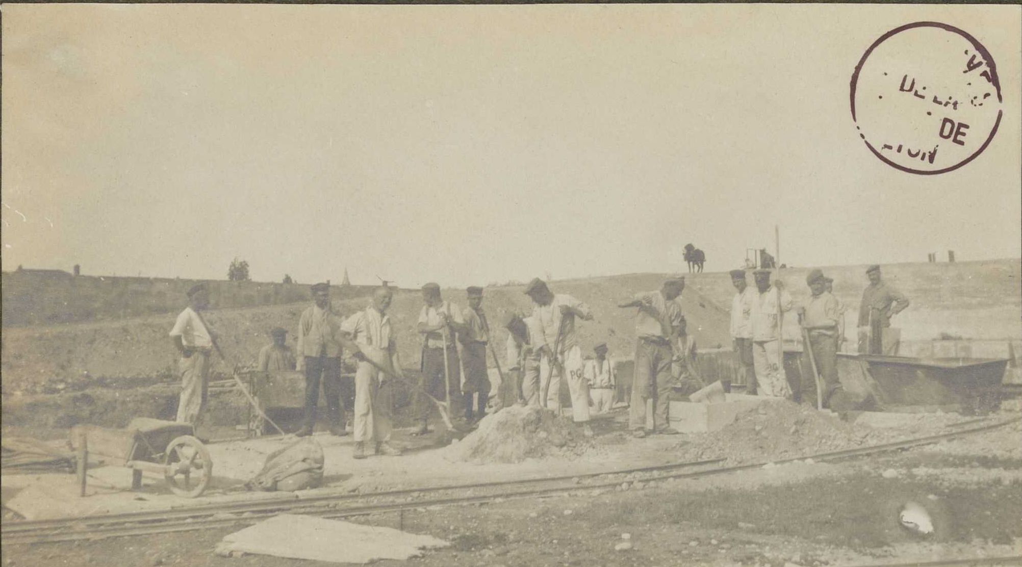 Construction de l'hôpital Grange-Blanche par des prisonniers de guerre : tirage photographique NB (1914-1932, cote : 959WP/140/3)