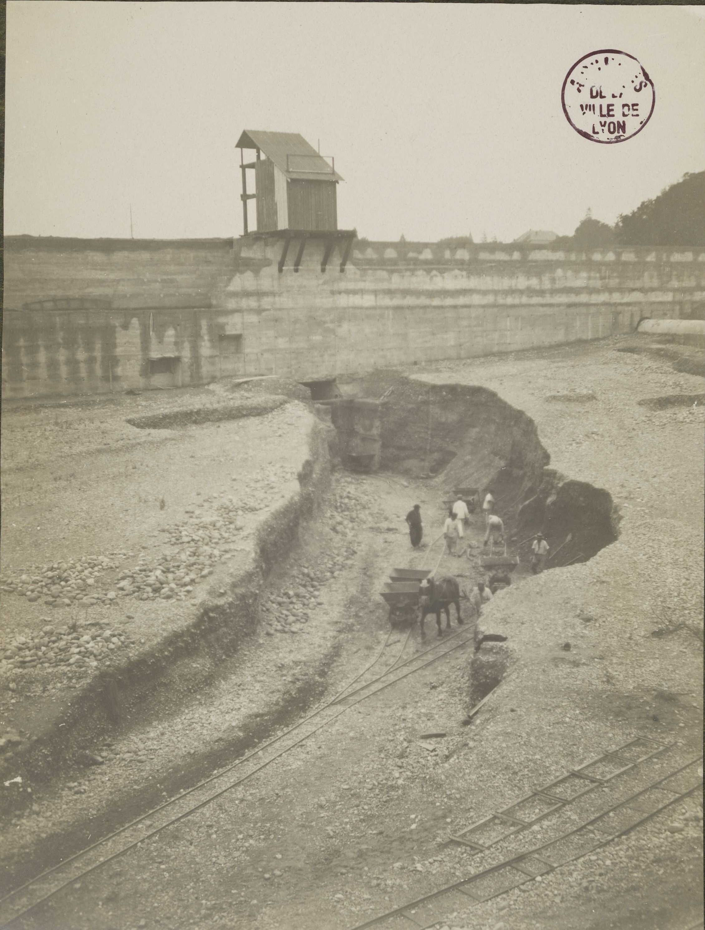 Construction de l'hôpital Grange-Blanche par des prisonniers de guerre : tirage photographique NB (1914-1932, cote : 959WP/140/3)