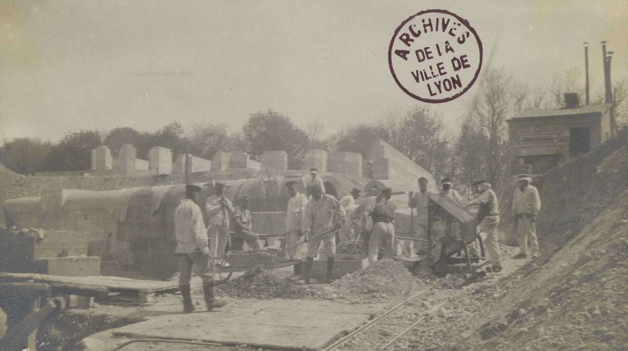 Construction de l'hôpital Grange-Blanche par des prisonniers de guerre : tirage photographique NB (1914-1932, cote : 959WP/140/7)