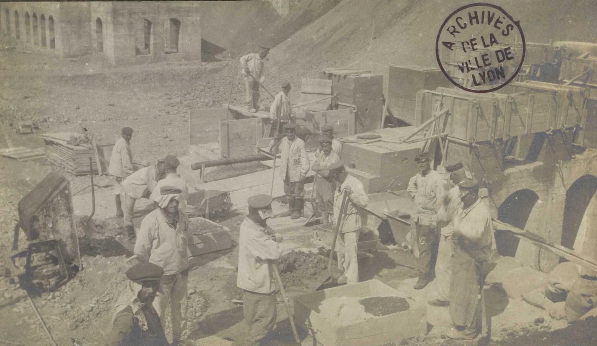 Construction de l'hôpital Grange-Blanche par des prisonniers de guerre : tirage photographique NB (1914-1932, cote : 959WP/140/7)
