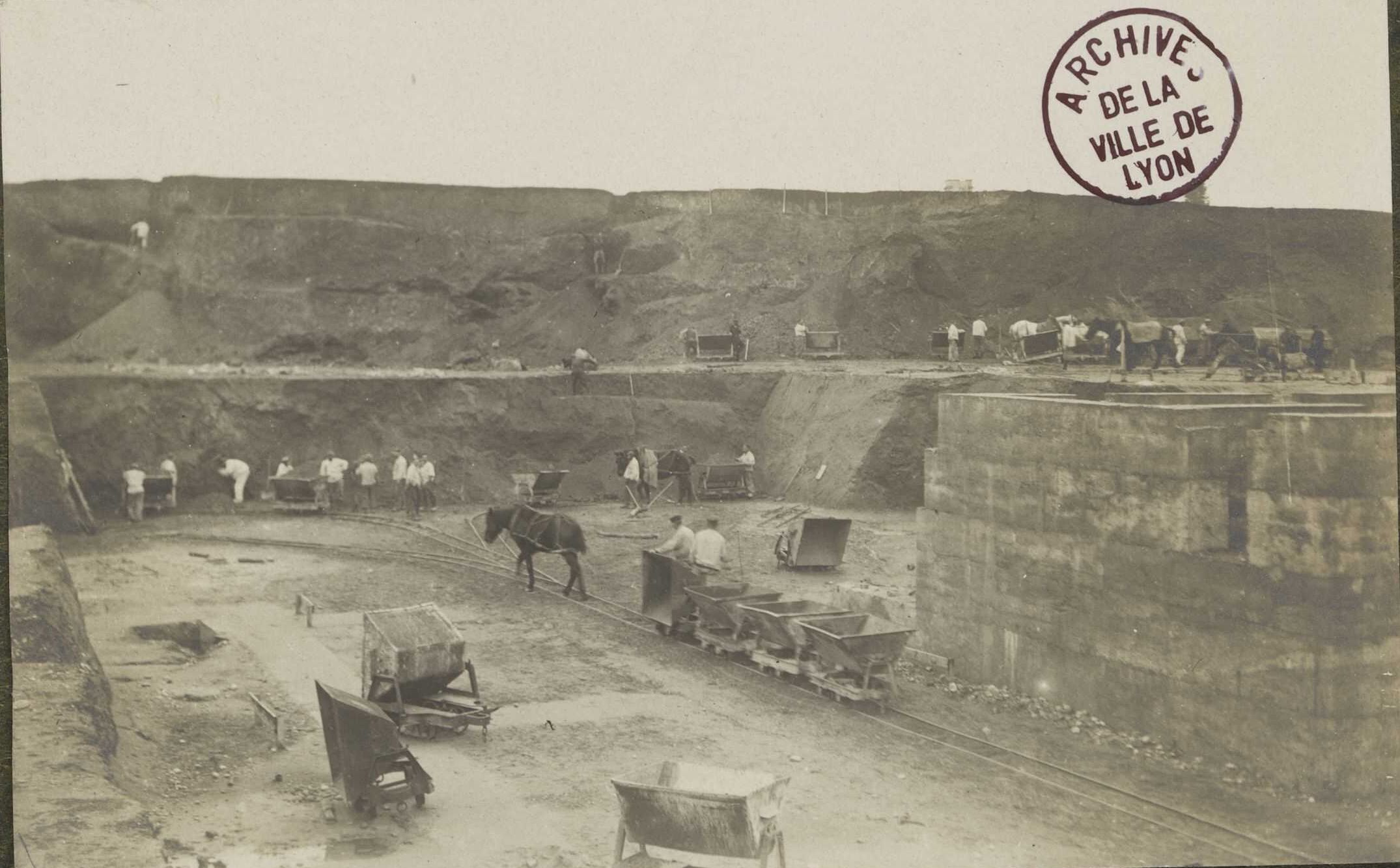 Construction de l'hôpital Grange-Blanche par des prisonniers de guerre : tirage photographique NB (1914-1932, cote : 959WP/140/8)