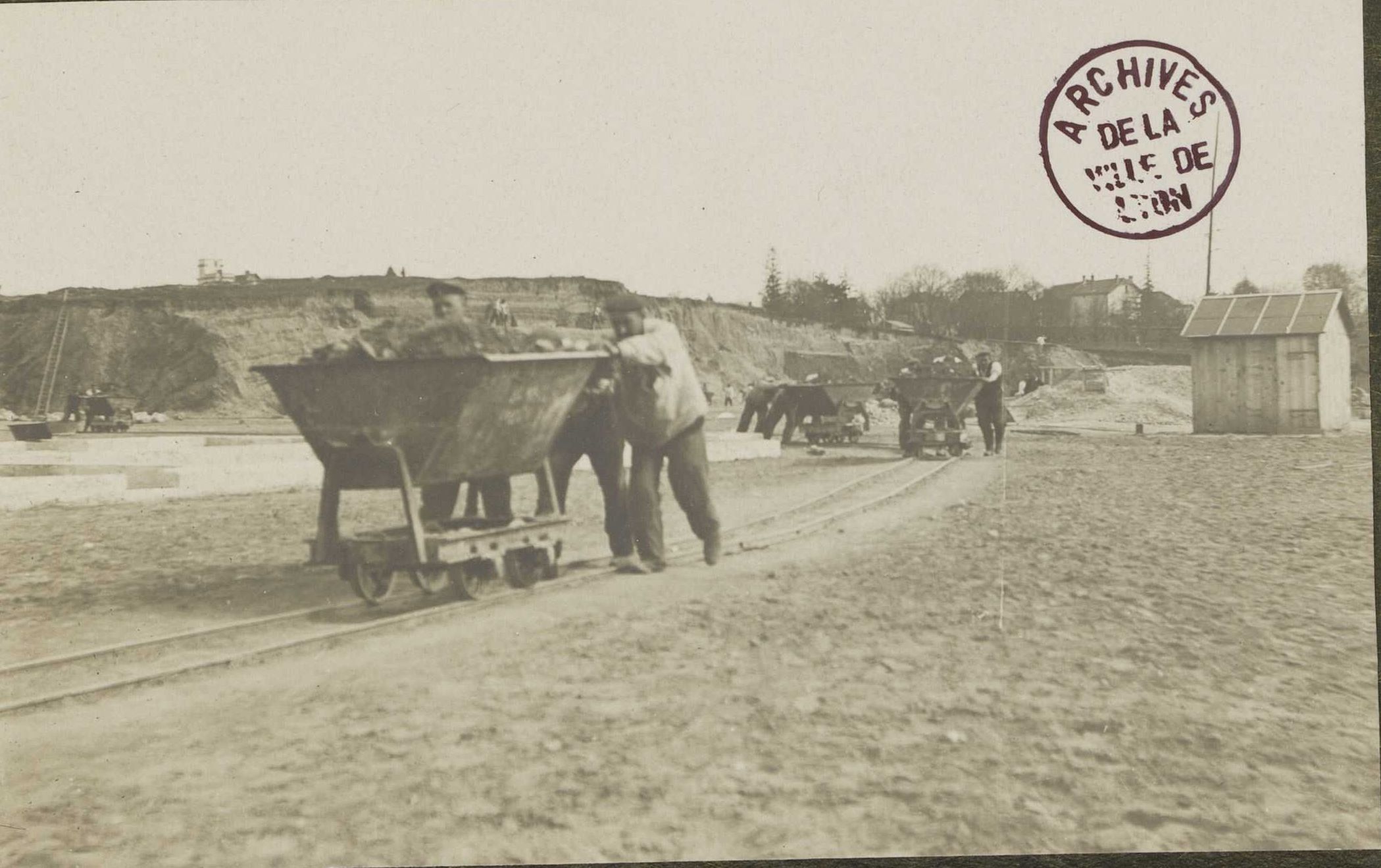 Construction de l'hôpital Grange-Blanche par des prisonniers de guerre : tirage photographique NB (1914-1932, cote : 959WP/140/8)