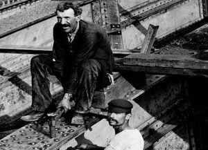Des ouvriers construisant le pont du Midi : photo négative NB sur plaque de verre (1888-1891)