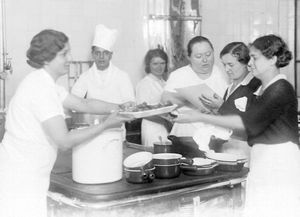 La Mère Brazier et ses employées dans la cuisine de son restaurant du col de la Luère : photo négative NB sur film souple par Emile Poix (vers 1930, cote : 8PH/2370)