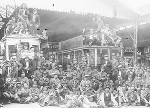 Personnel en grève de la Société des Transports en Commun lyonnais : photo négative NB (1860-1985, cote : 38PH/61/172)