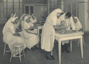 Ecole d'infirmières et de visiteuses de Lyon - Une consultation de nourrissons : carte postale NB (vers 1940, cote : 4FI/11519)