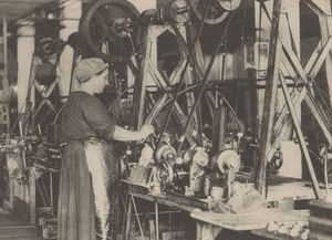 Usine de matériel de guerre de Lyon - Filetage des têtes de gaines : carte postale NB (1914-1918, cote : 4FI/4782)