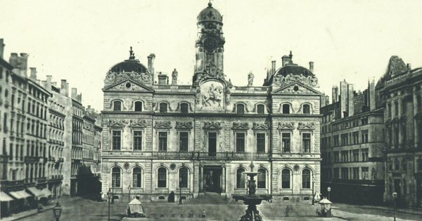 Carte postale montrant l'hôtel de ville de Lyon vers 1890
