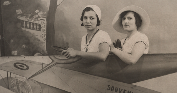 Photo de deux femmes dans un avion