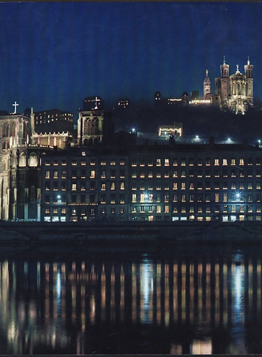 Fête des Lumières, vue sur Saint-Jean et Fourvière : tirage photo couleur, crédit Crépin (sans date, cote : 1PH/2671/2)