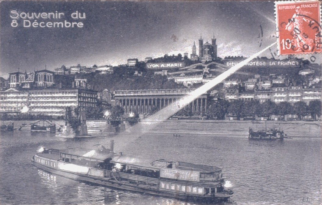 Souvenir du 8 Décembre : carte postale NB (vers 1910, cote : 4FI/3759)