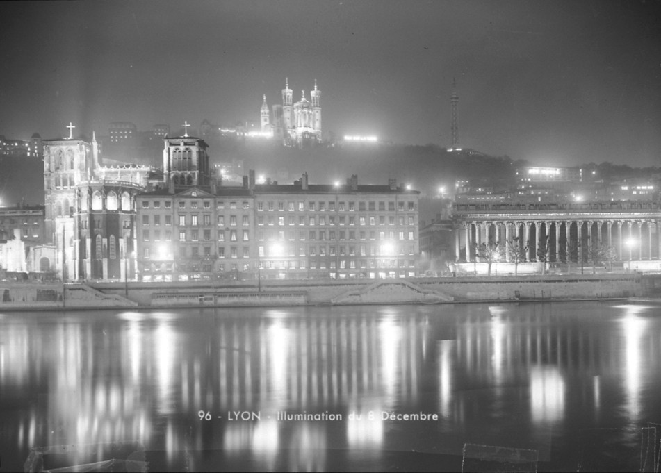 Rive gauche de la Saône lors des illuminations du 8 décembre : photo. négative sur film souple, fonds Pernet (vers 1960, cote : 8PH/1762)