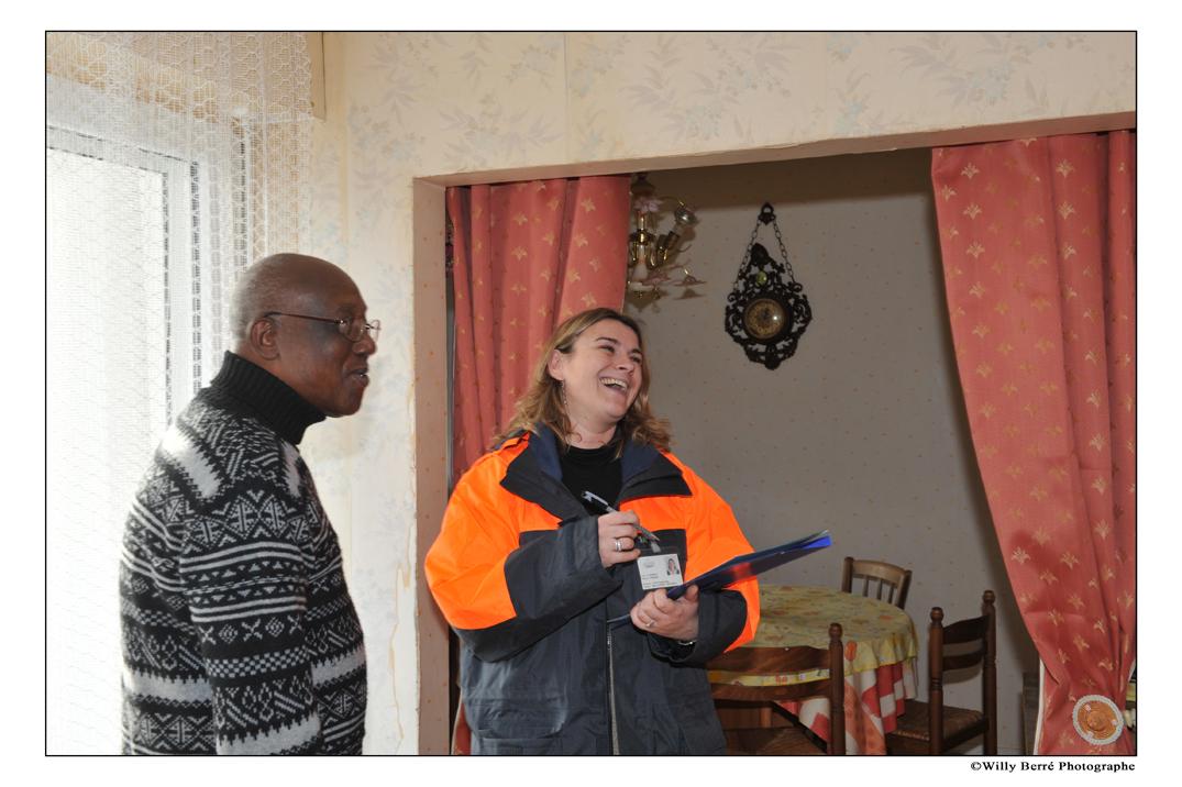Visite d'une employée de Bouygues Bâtiment Sud-Est chez un habitant de la cité : photo. couleur numérique (crédit W. Berré)