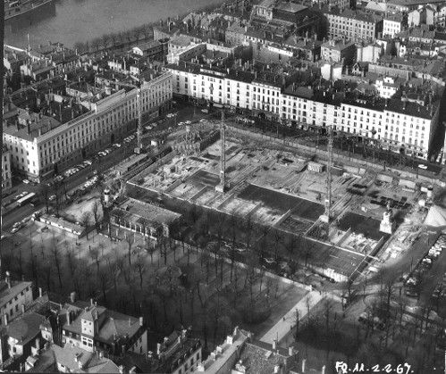 Vue aérienne de la place Bellecour et parking en construction : tirage photo NB, crédit Studio Villeurbannais (1967, cote : 1PH/1062, repro commerciale interdite)