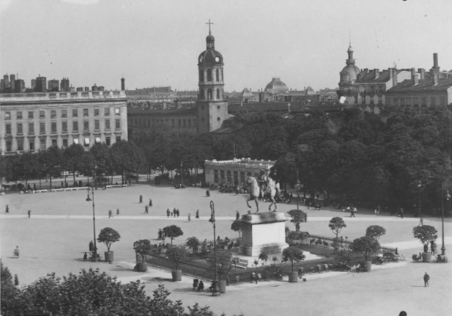 Place Bellecour en direction du sud-est : tirage photo NB par Poix (1930, cote : 1PH/2328)