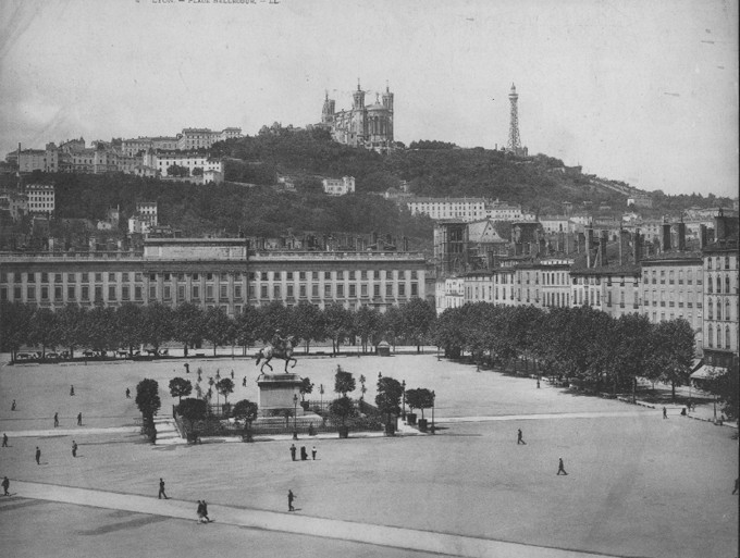Place Bellecour en direction de Fourvière : tirage photo NB (1910, cote : 1PH/2638)