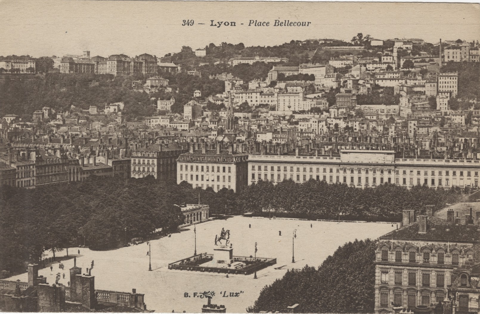 Lyon-Place Bellecour : carte postale NB (vers 1910, cote : 4FI/1103)