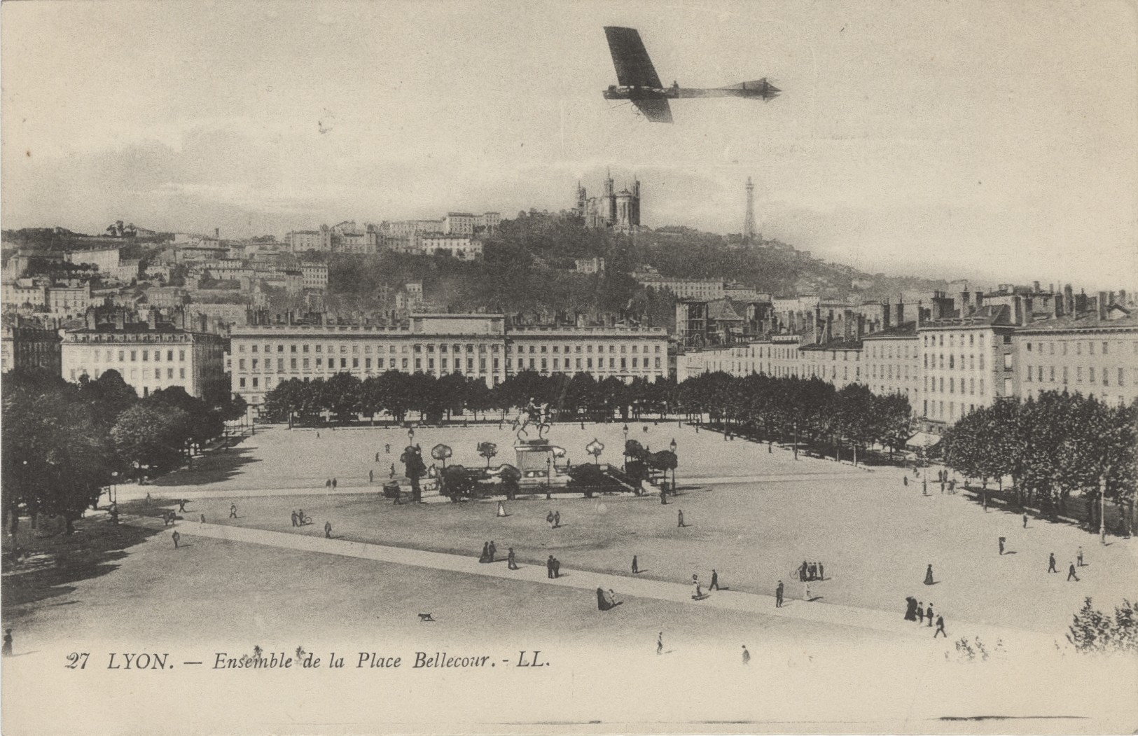 Lyon-Ensemble de la place Bellecour : carte postale NB par Léon & Lévy (vers 1910, cote : 4FI/1111)
