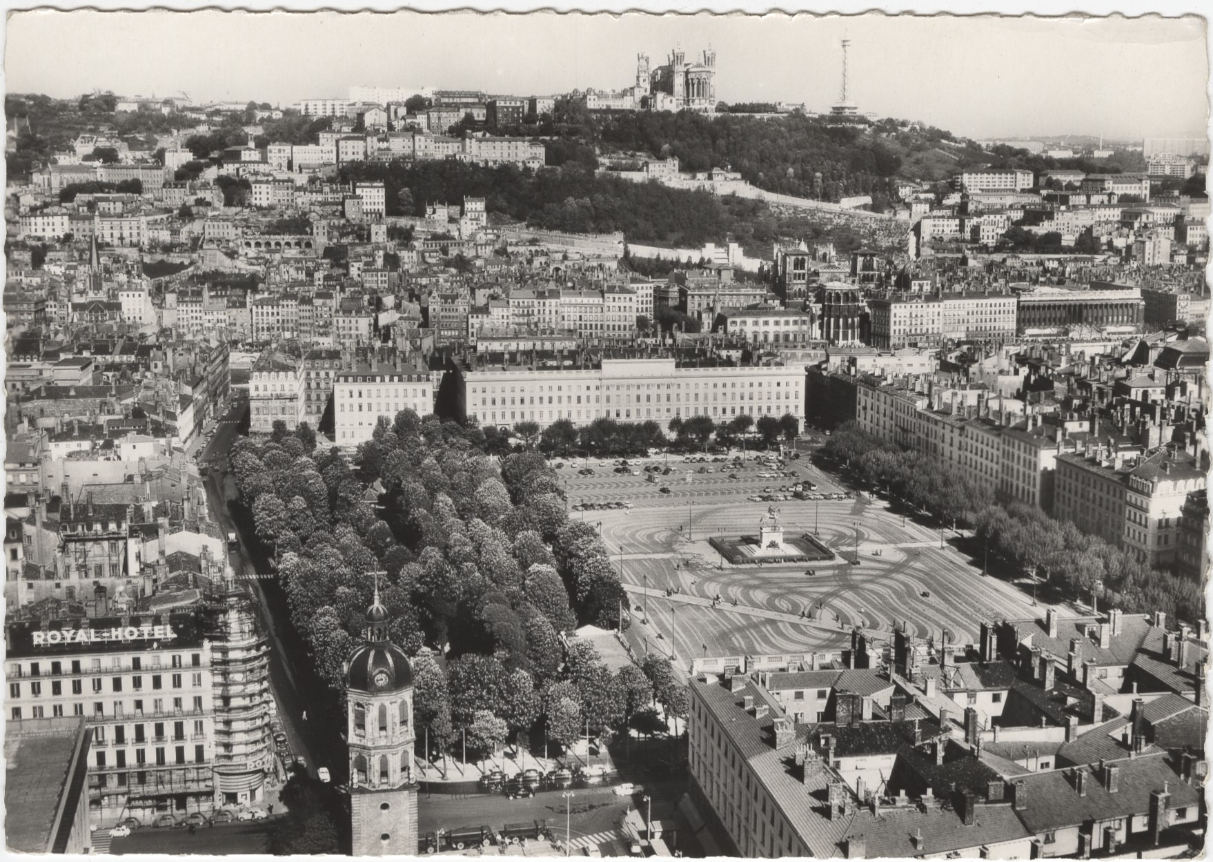 Lyon - La place Bellecour et la colline de Fourvière : carte postale NB (vers 1970, cote : 4FI/5834)