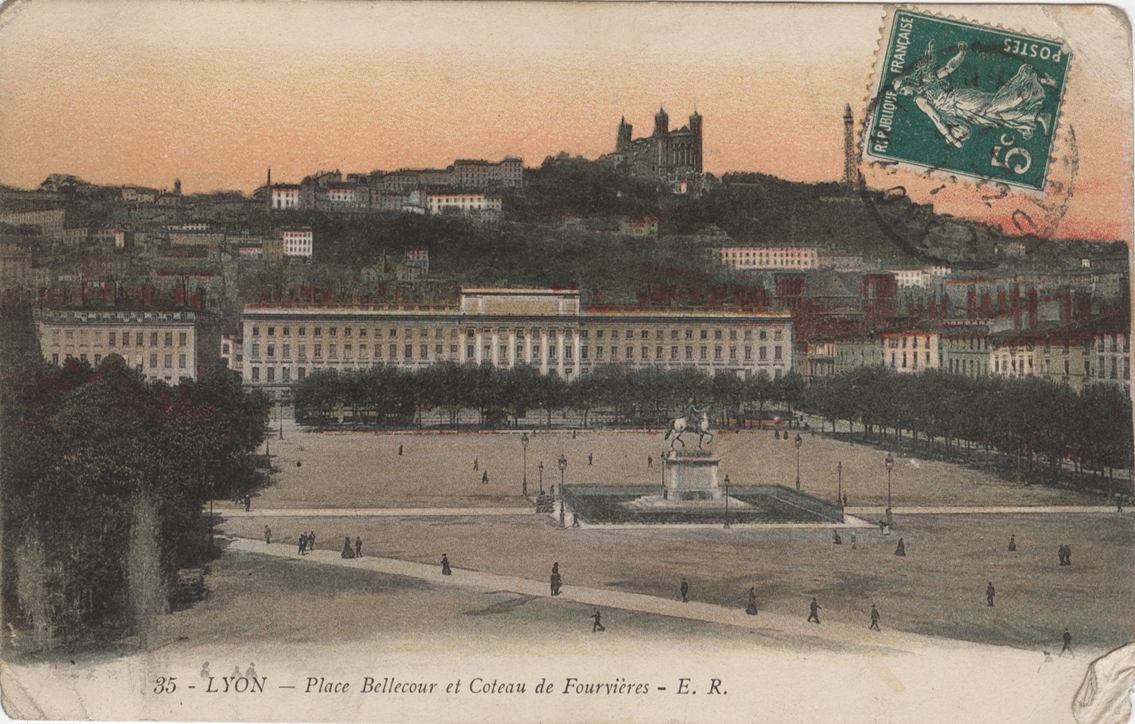 Lyon - Place Bellecour et coteau de Fourvière : carte postale NB colorisée par ER (vers 1911, cote : 4FI/11156)