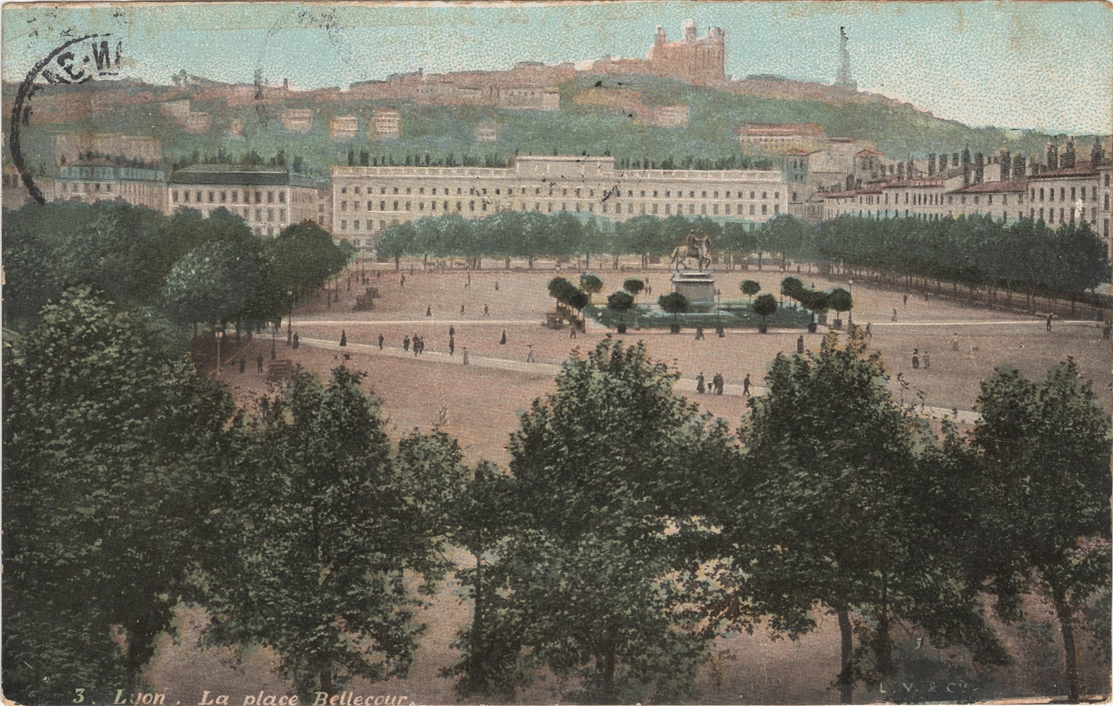 Lyon - La place Bellecour : carte postale NB colorisée (vers 1908, cote : 4FI/11244)